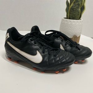 Sold!!!Nike soccer cleats boys sz 1Y
